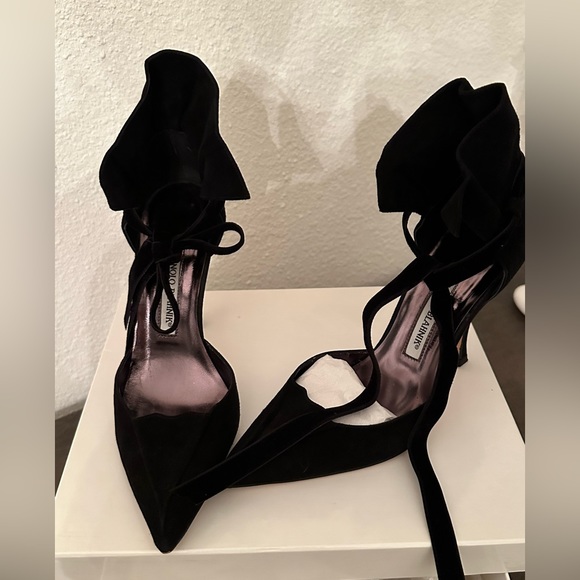 MANOLO BLAHNIK Condition like new. Suede high back heel w/ velvet bow detail. - Picture 3 of 6